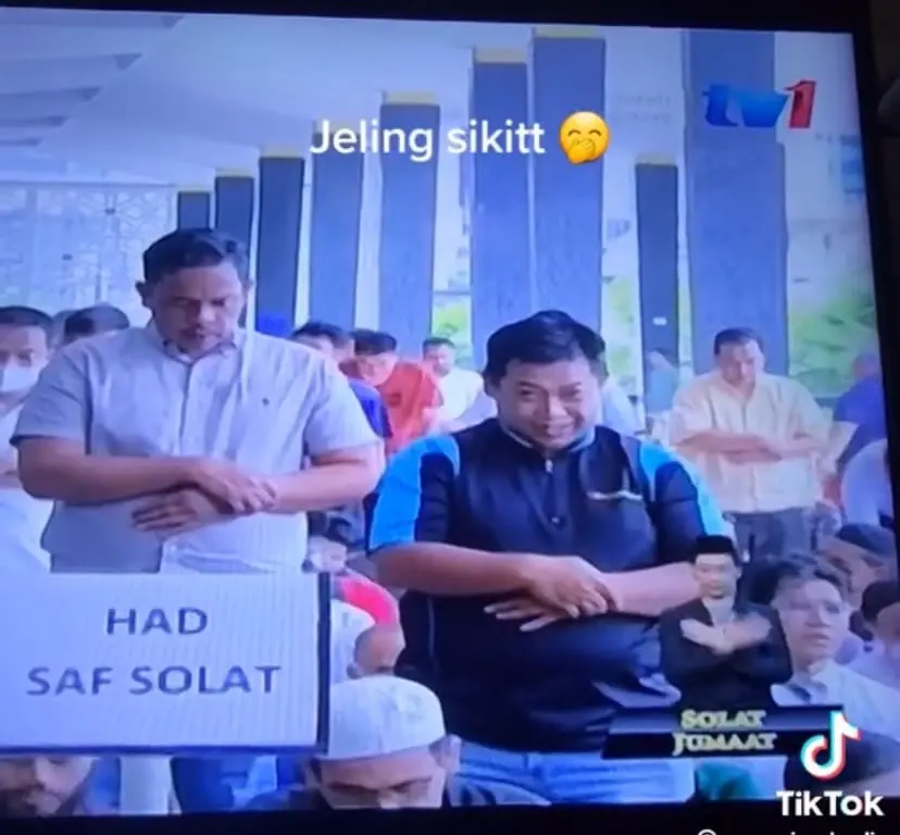 M'sian Man Blushes Upon Noticing Camera During Friday Prayers & Becomes An Internet Sensation