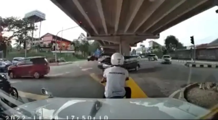 "Is He On Drugs?"- Motorcyclist Attempts To Scam Car Owner Fails After Seeing Dashcam