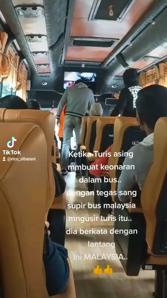 Arab tourist argues with bus driver