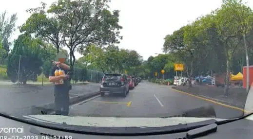 M'sian Woman Forces Man Out Who ‘Choped’ Parking Spot With His Body