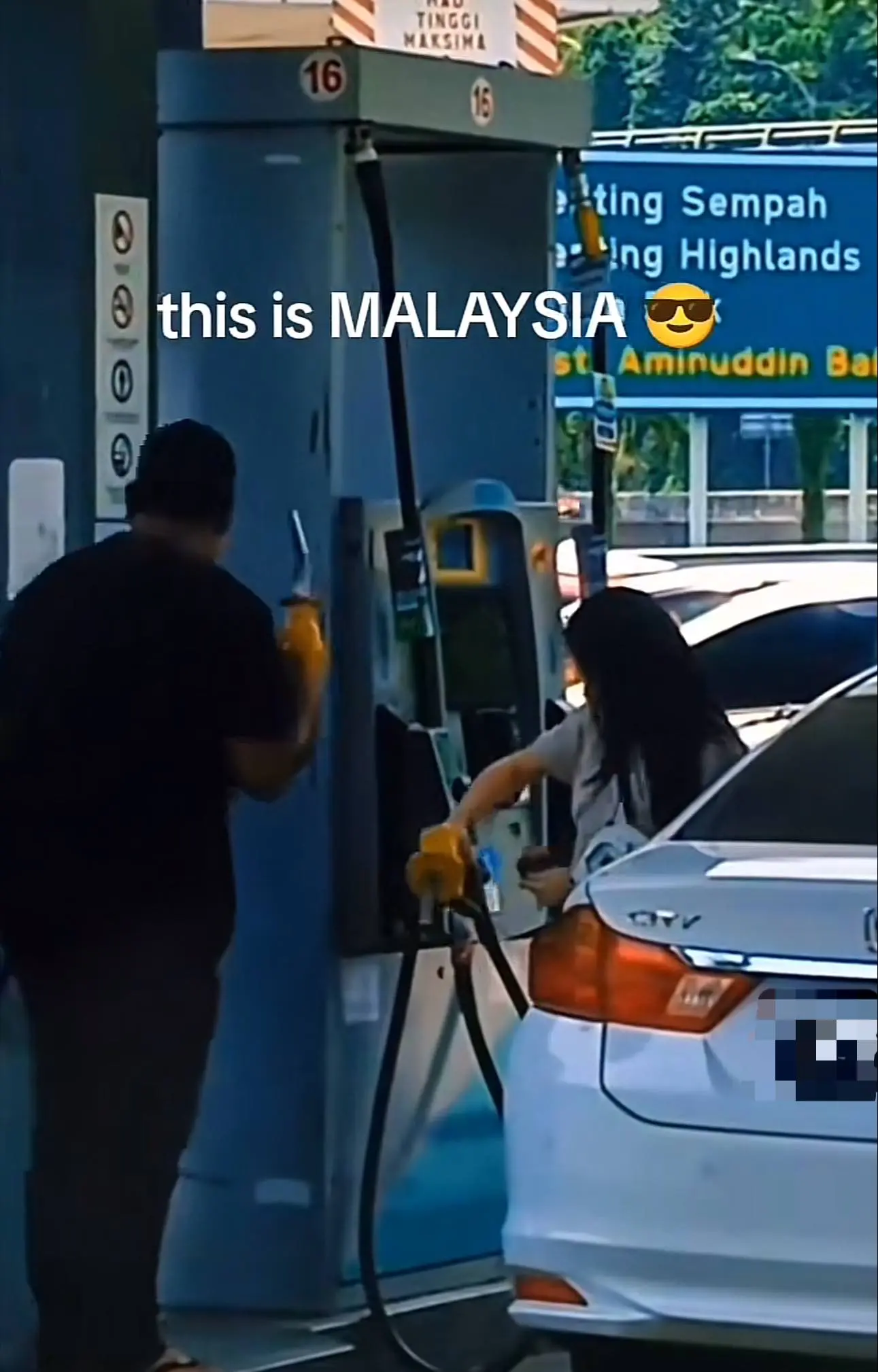 M'sian Man Gives Remainder Of His Petrol To Another Driver, Gets Praised For His Generosity