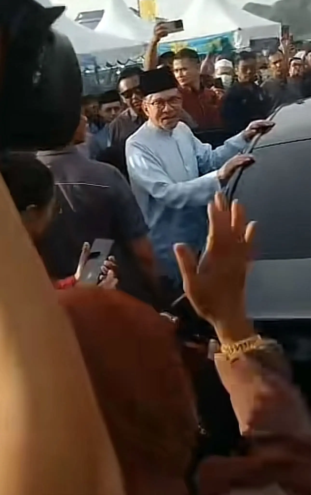 PMX acknowledging aunty who is scolding him for high living cost