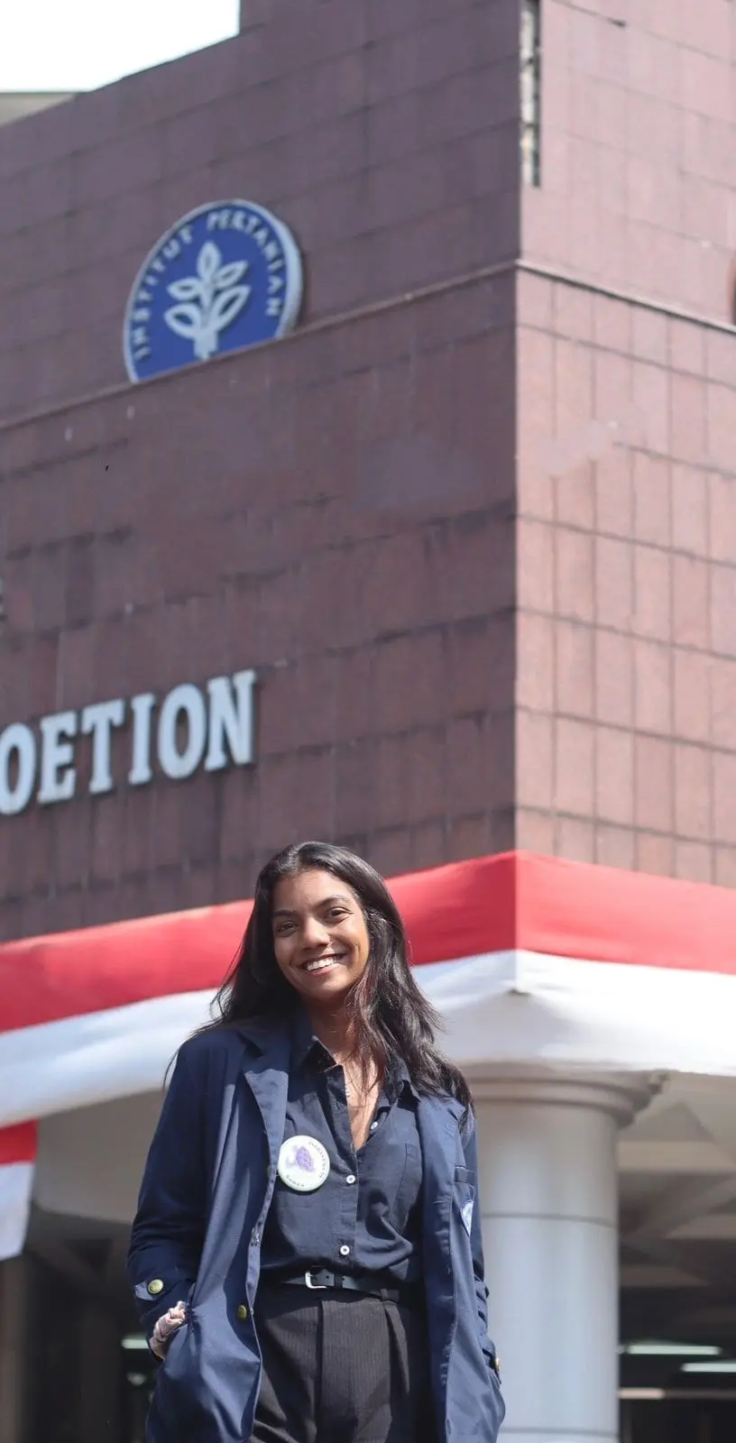 Sonea in her college attire