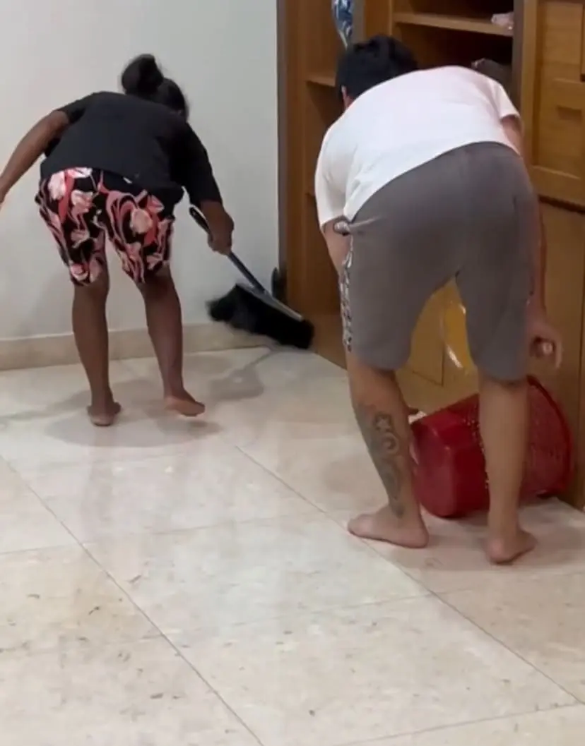 M'sian Influencer's Kakak Amazes Netizens By Catching Rat With Her Bare Hands