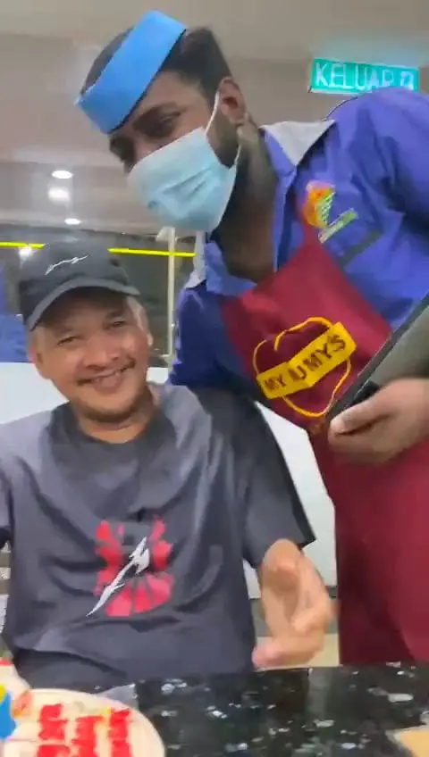 M'sian Family Surprises Their Favorite Mamak Waiter On His Birthday,  Draws Tears From Netizens