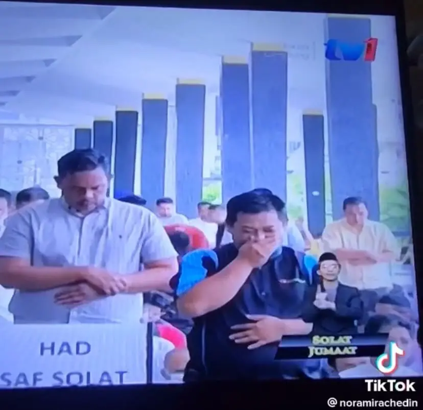 M'sian Man Blushes Upon Noticing Camera During Friday Prayers & Becomes An Internet Sensation