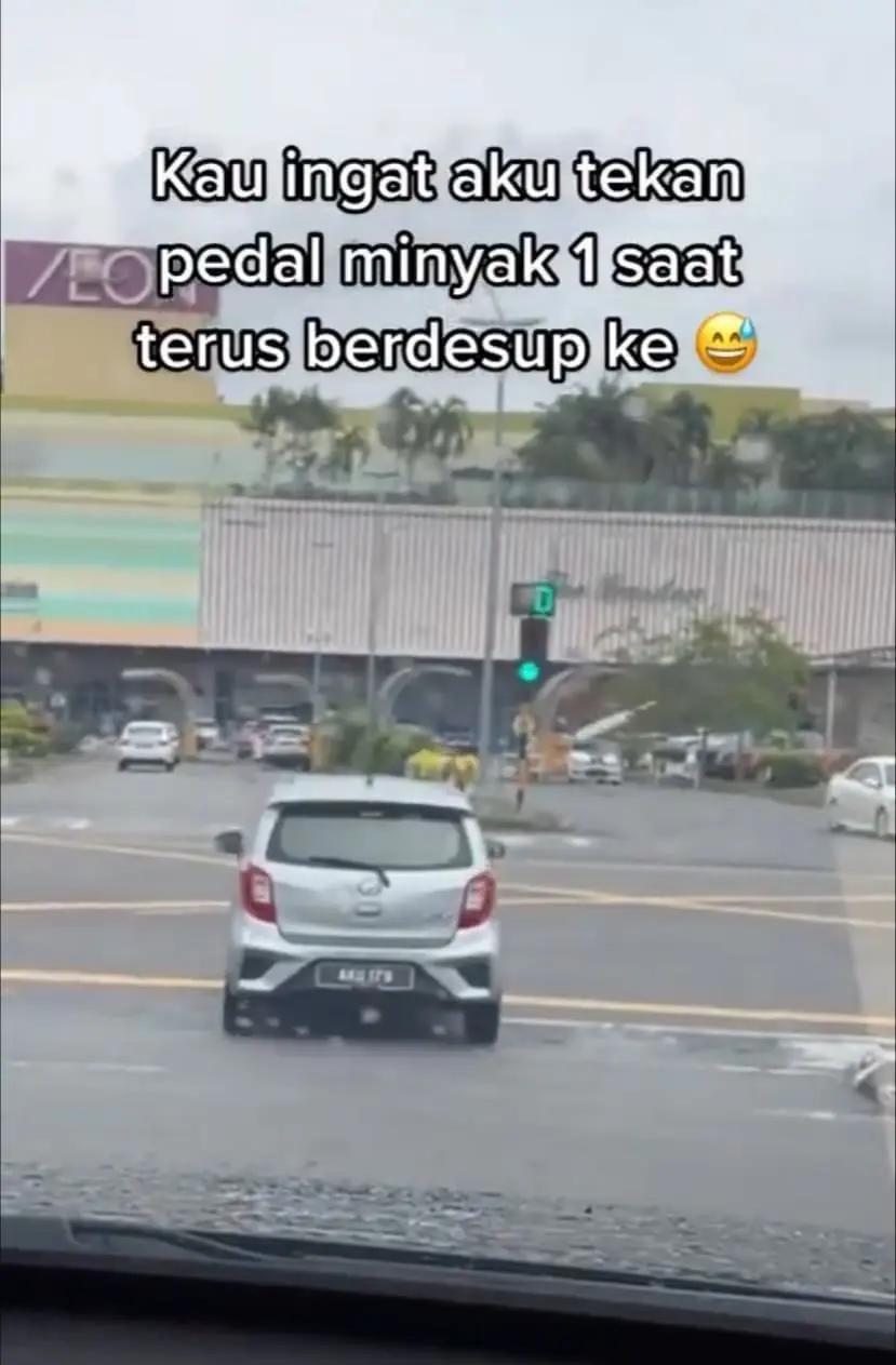 "Not Even F1 Can Get Past This"- 1 Second Traffic Light At Melaka Tickled Netizens