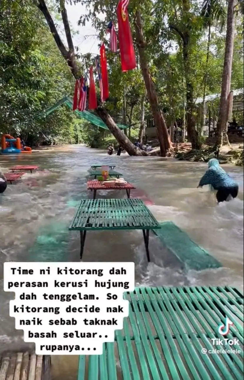M'sians Struggle In 'Kepala Air' When Eating At An Eatery In A River, Netizens Urge The Eatery To Be Closed