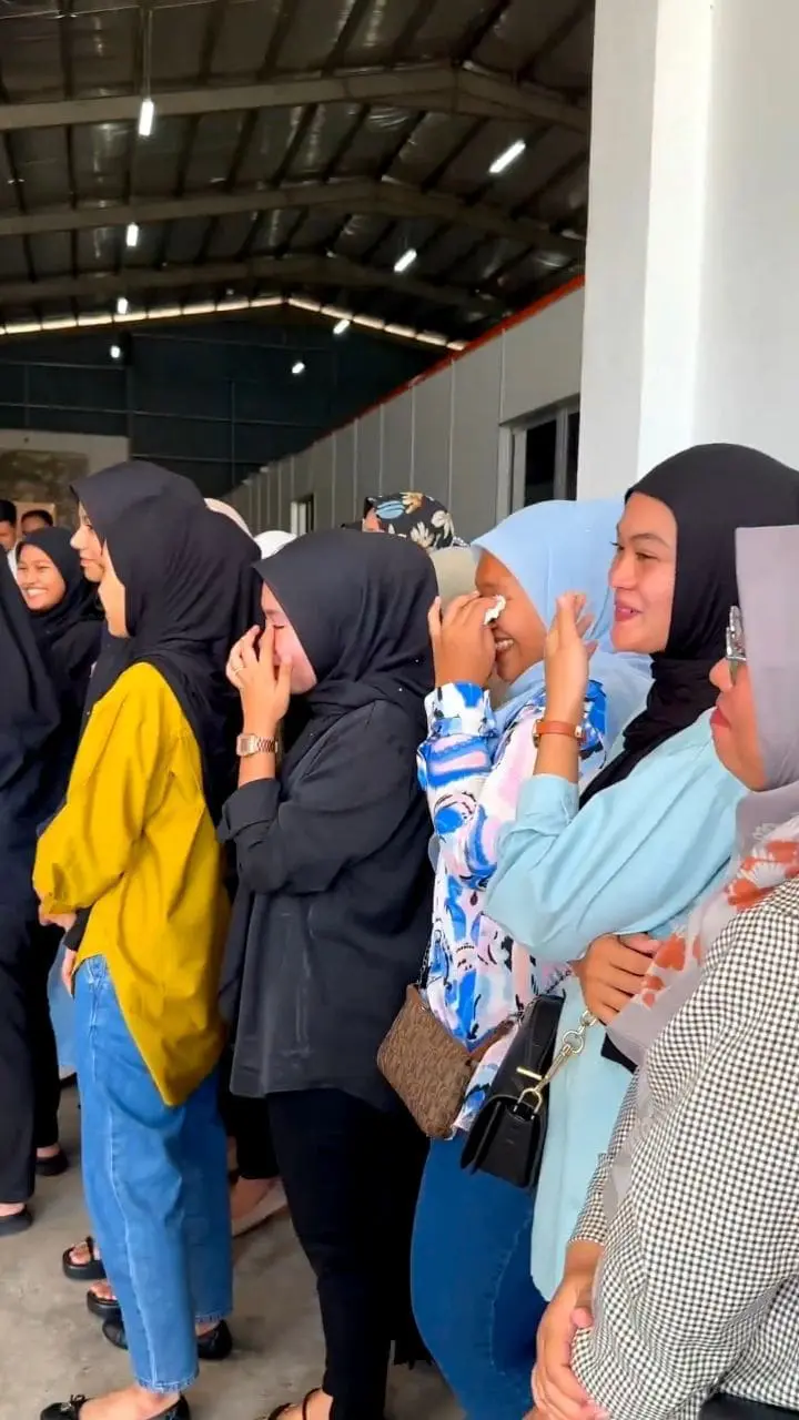 Chef Khairul Aming Treats Staff With RM3,000 Bonus, Raya Shopping Spree & Poolside Buffet