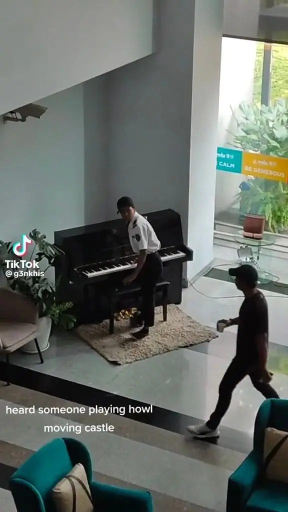 M'sian Security Guard Wows Netizens By Playing Howl's Moving Castle On Library Piano
