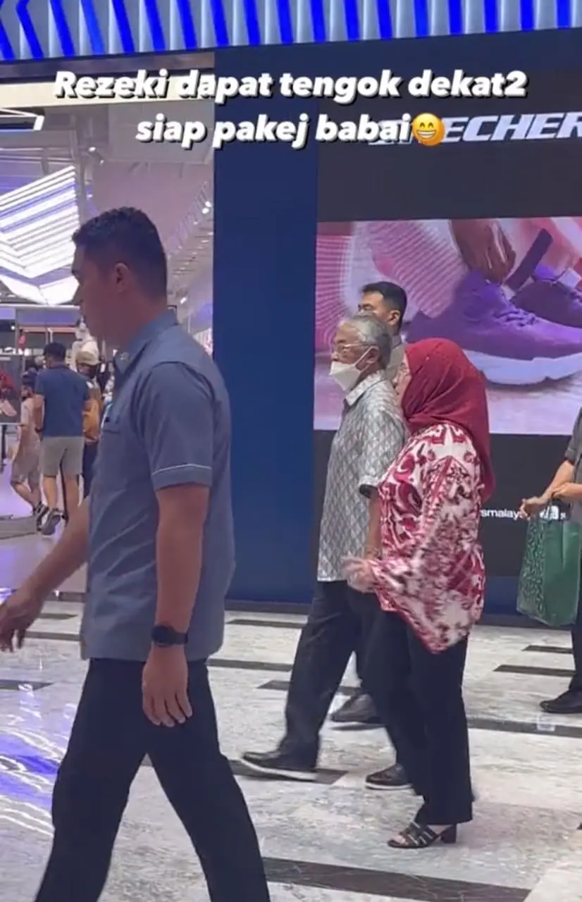 YDPA and his wife visit the TRX Mall for the first time and is surrounded by a bunch of bodyguards