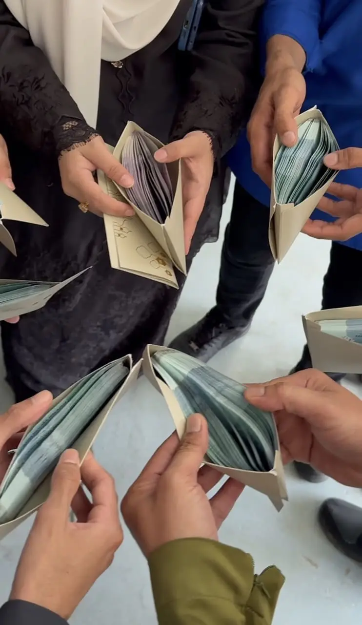 Thick duit raya packet for Khairul Aming's staffs