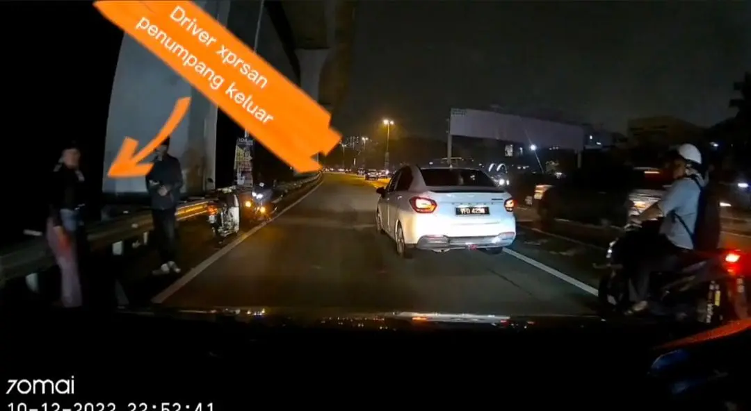 E-Hailing Driver Stops To Help Motorcyclists In Accident, Accidentally Leaves Passenger Behind