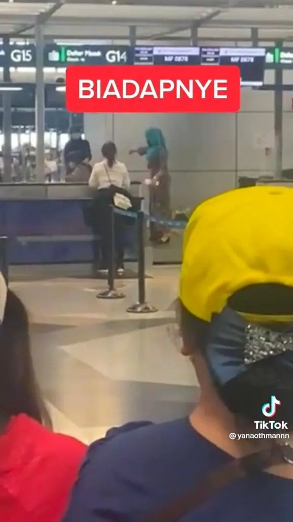 "This Is YOUR Problem!" - MAS Airport Staff Loses Temper At Foreigner For Injuring Fellow Employee