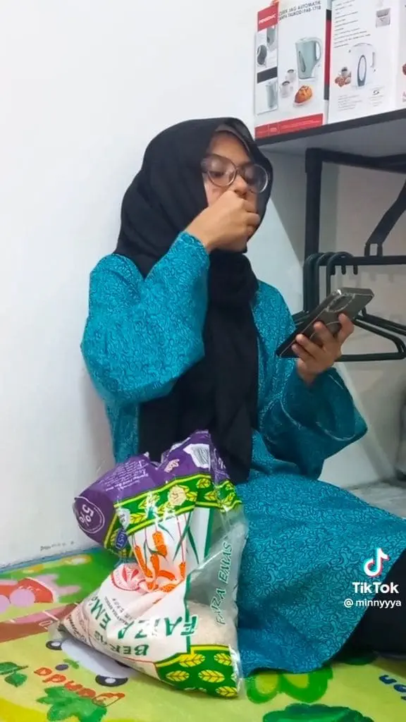 M'sian Girl Eats Uncooked Rice As Her Snack, Draws Mixed Reactions From Netizens