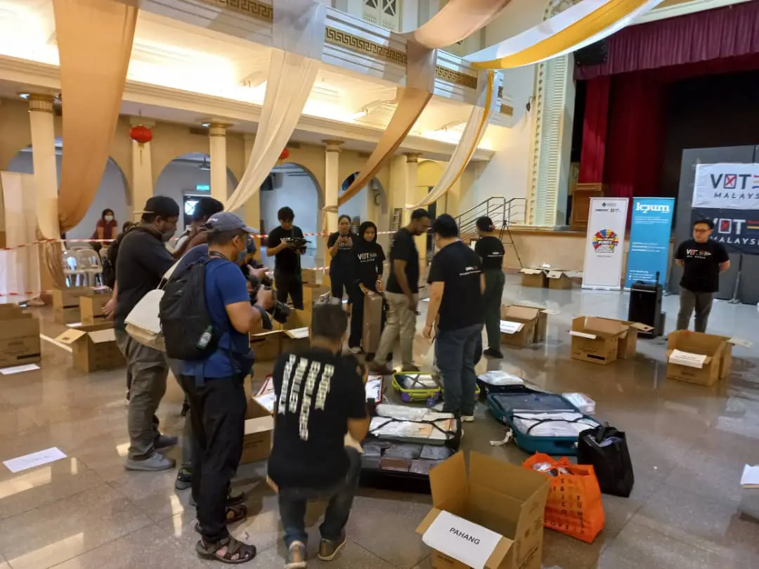 How This Team Of M'sians In The UK And Ireland Are Working To Bring Back Postal Votes For State Elections