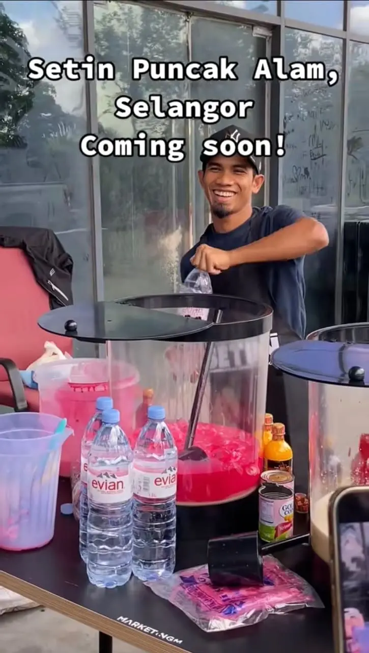 M'sian vendor uses Evian water to make fruit juice