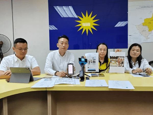 Lau showing photos at press conference