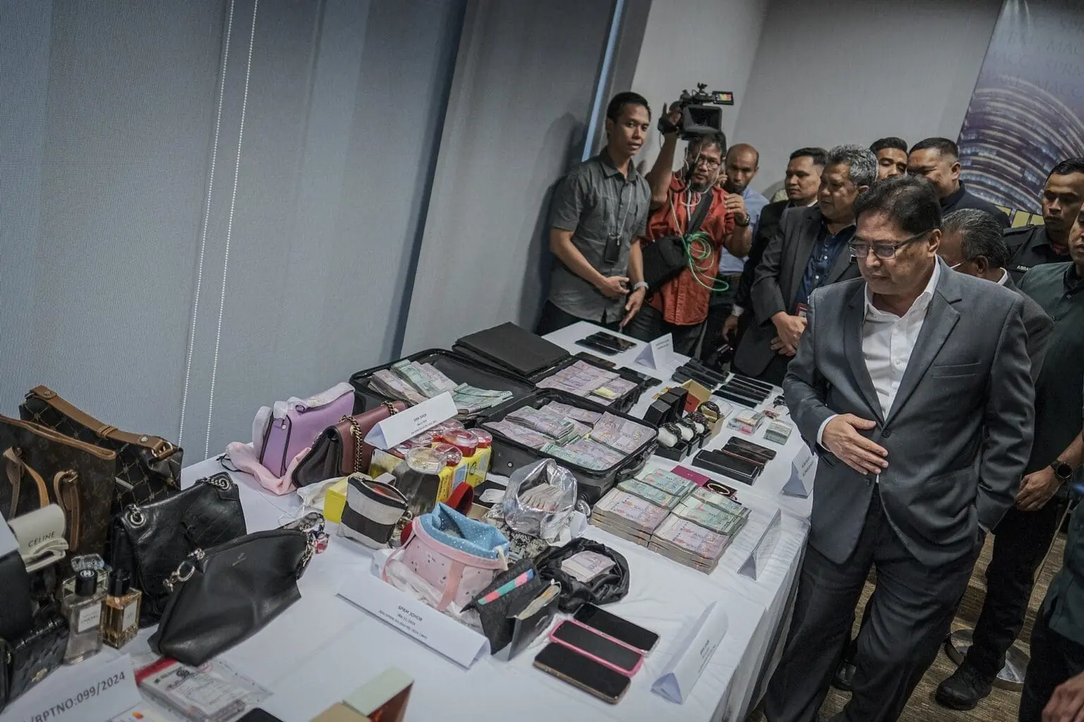 MACC Finds RM800K In Cash Hidden By 2 Immigration Officers Who Earn RM2.2K Monthly