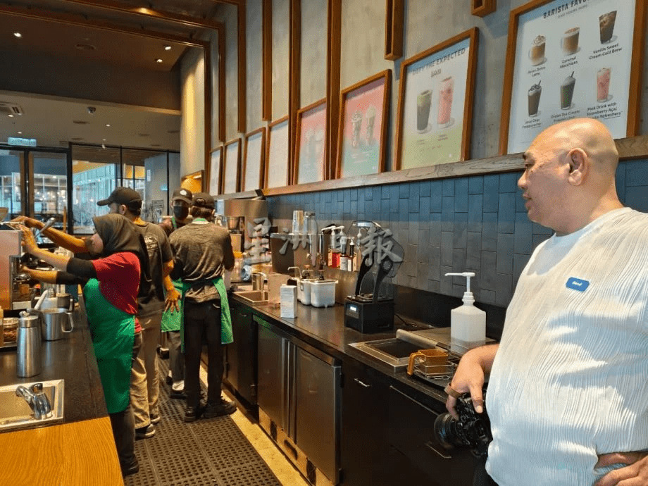 Lee Chin Chuan observing Starbucks staff