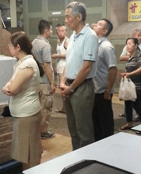 Lee Hsien Loong Queuing up for fried Chicken wing