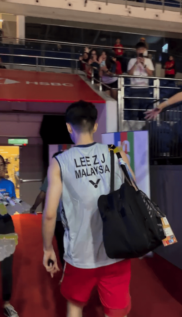 Lee Zii Jia walking to the dressing room