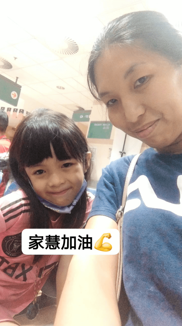 Leo Jia Hui with her mother