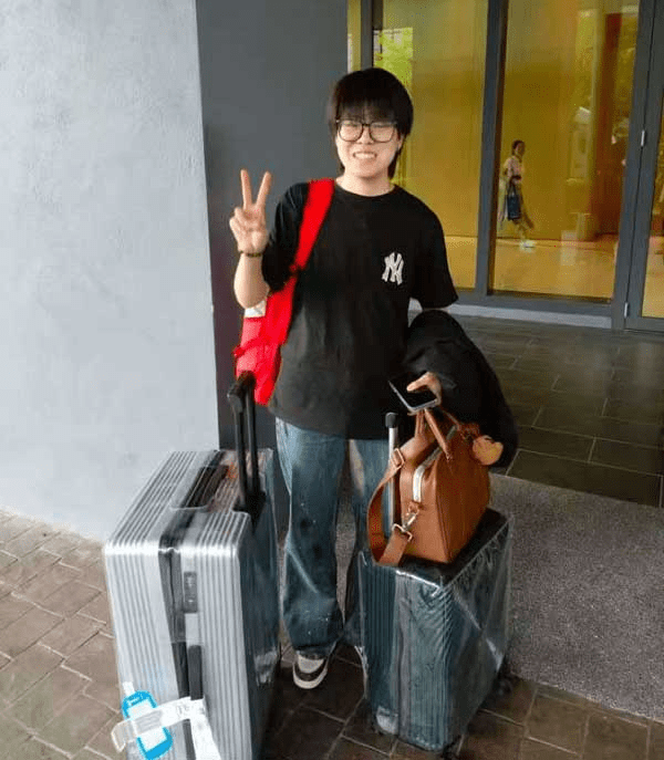 Li Bowen with her luggage