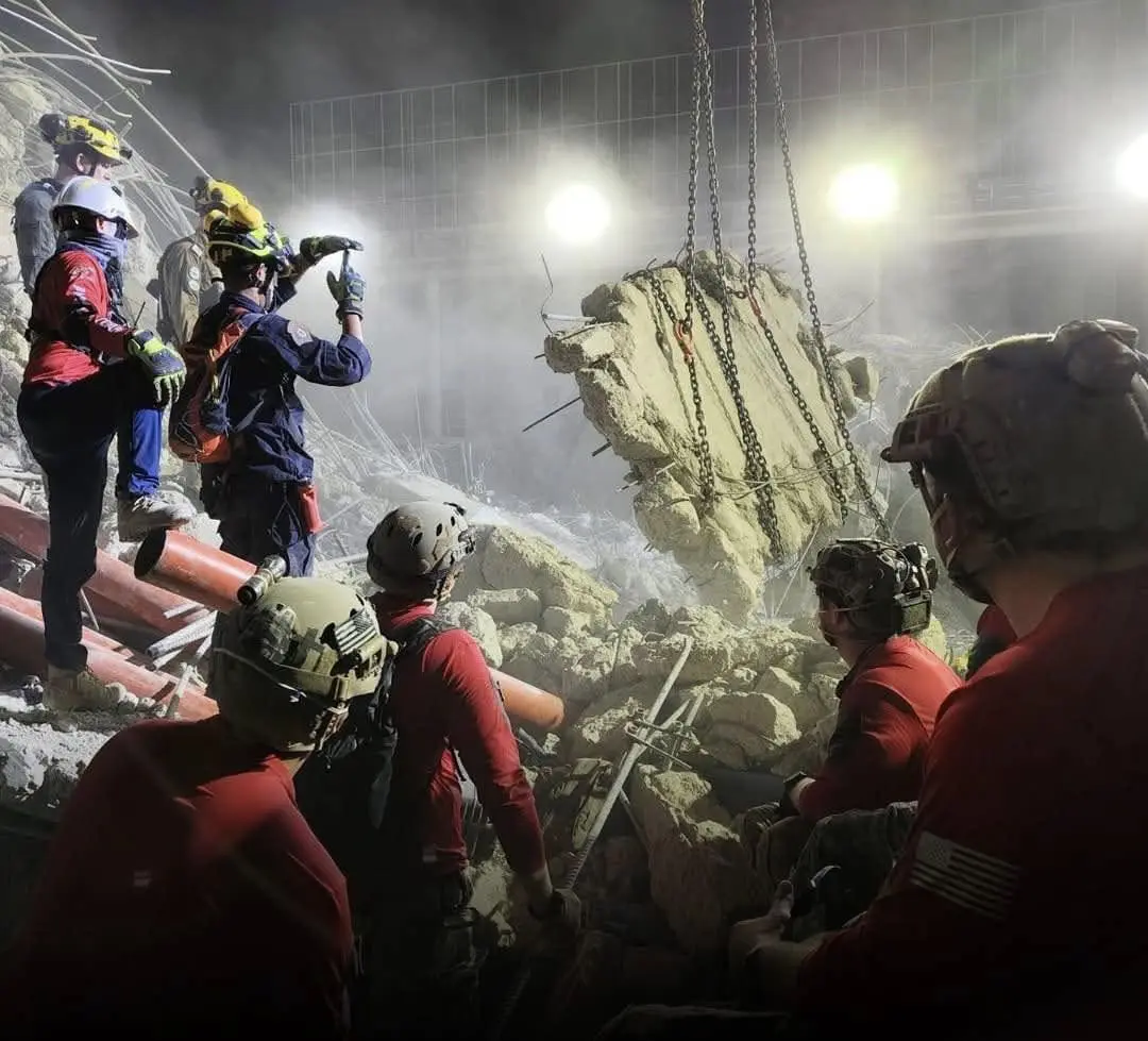 Lifting up debris at the collapsed building