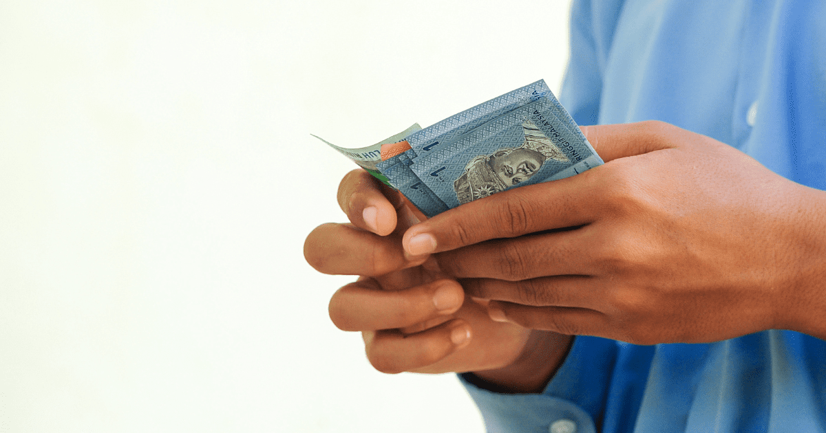Man holding ringgit notes