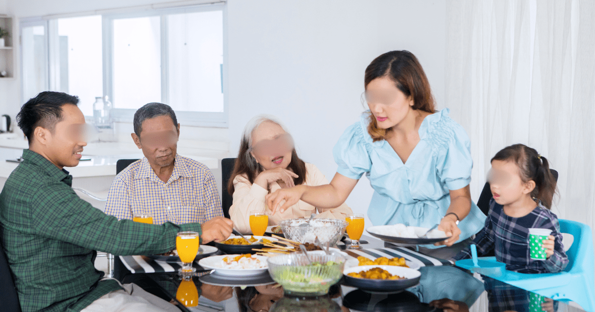 M'sian Siblings Rush To Give Mum A Treat After She Asks How To Withdraw RM364K Worth In Pension Money