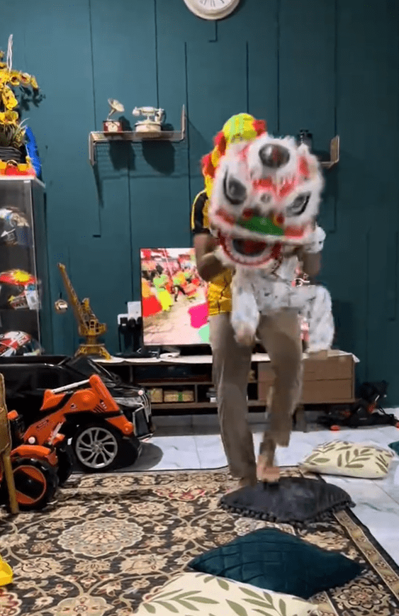 Lion dance performance in house Screenshot 2025-01-08 164351 (2)