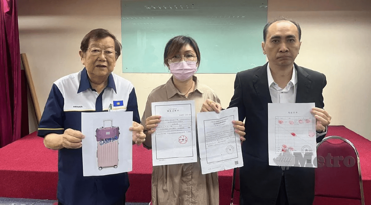 Lisa Lim with MCA Public Services and Complaints Department head Datuk Seri Michael Chong and legal advisor James Ee