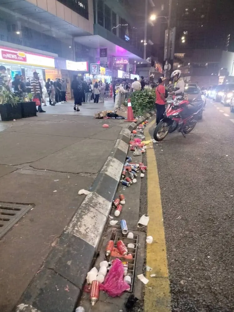 Littering along the streets of KL