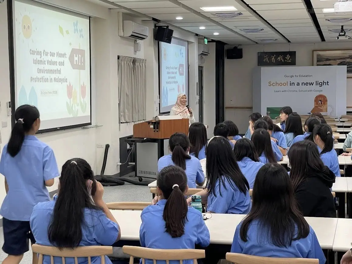 Liyana Yamin - Photo as a speaker at Lan-Yang Girls' High School in Yilan City