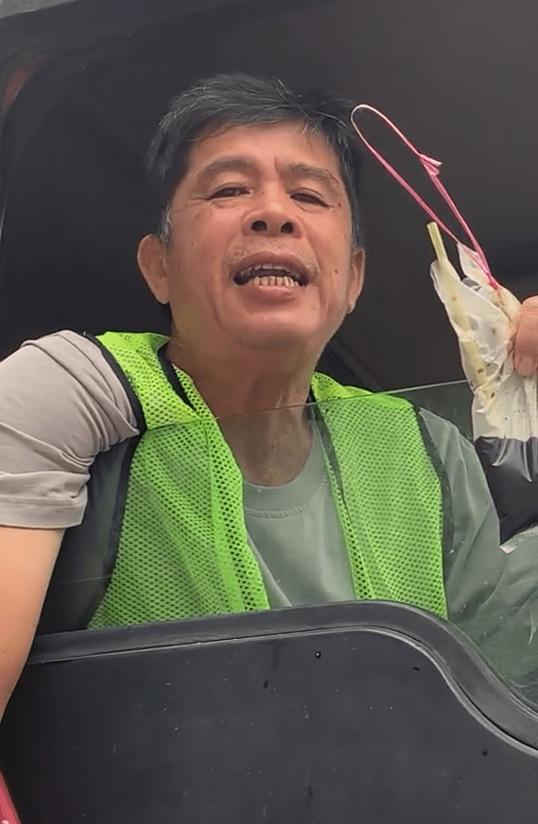 Lorry Driver singing with kopi o in hand (1)