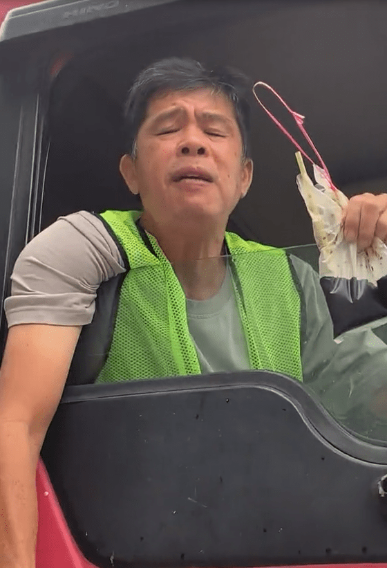 Lorry Driver singing with kopi o in hand (3)