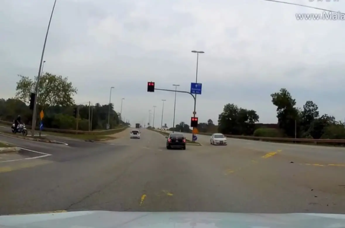 Lorry Runs Red Light While Toyota Vios Awkwardly Stops Mid-Intersection In Kuantan 