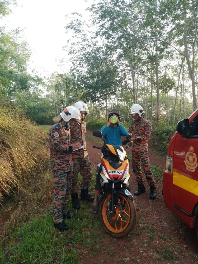 Lost young M'sian man drinking water