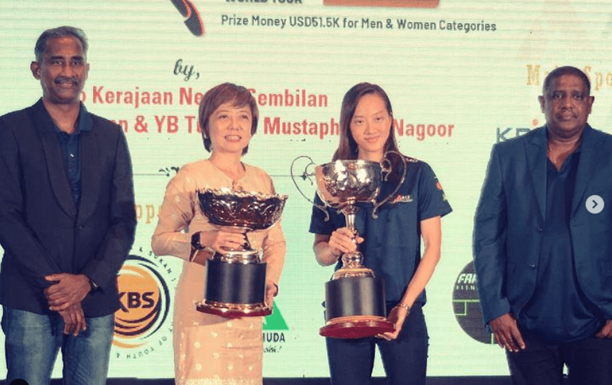 Low Wee Wern receiving award