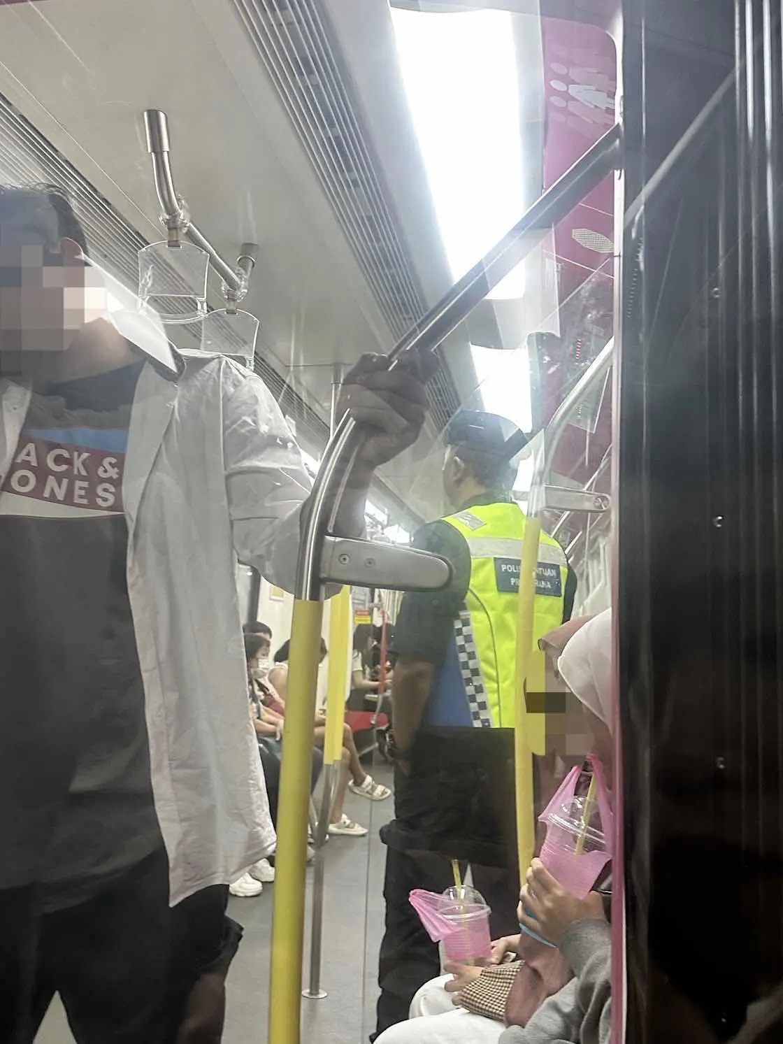 M'sian Impressed By Officers Patrolling LRT Women’s Coach At 2am On New Year's Day
