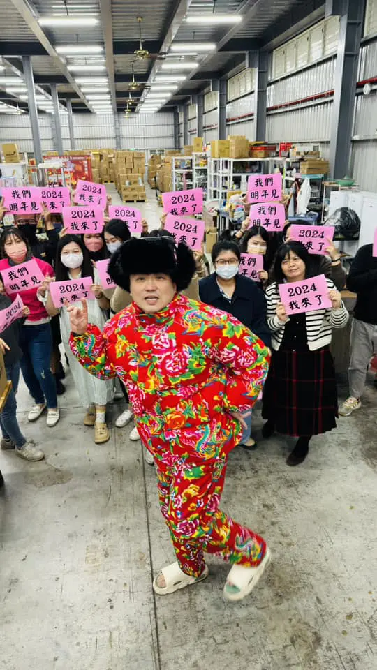 Taiwan boss Lu Shaonan posing for a photo with workers