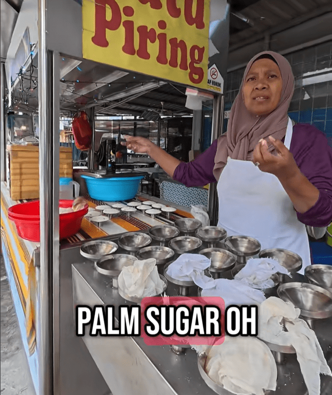 Makcik explains what putu piring is