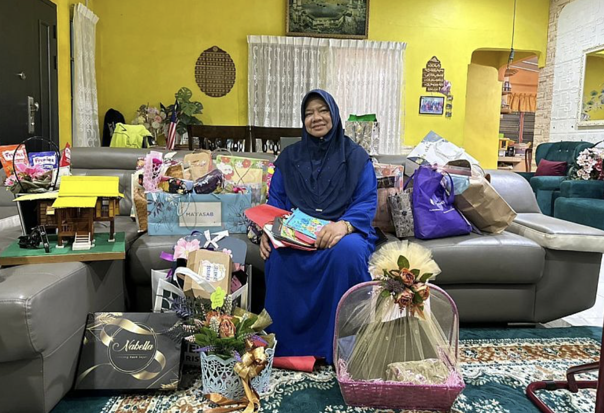 Makcik Farewell with gifts