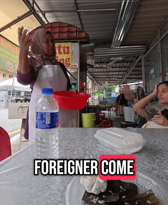 Makcik gives free putu piring