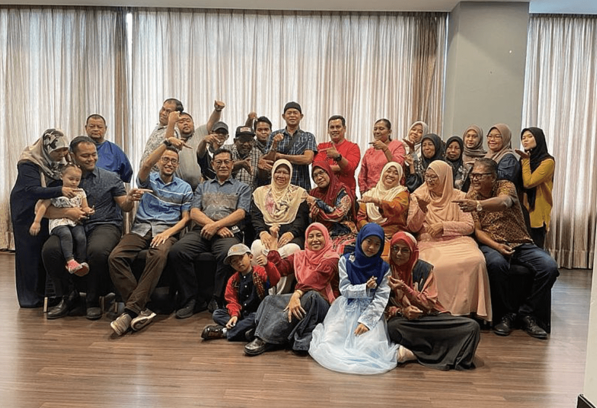 Makcik Midah with  the teachers