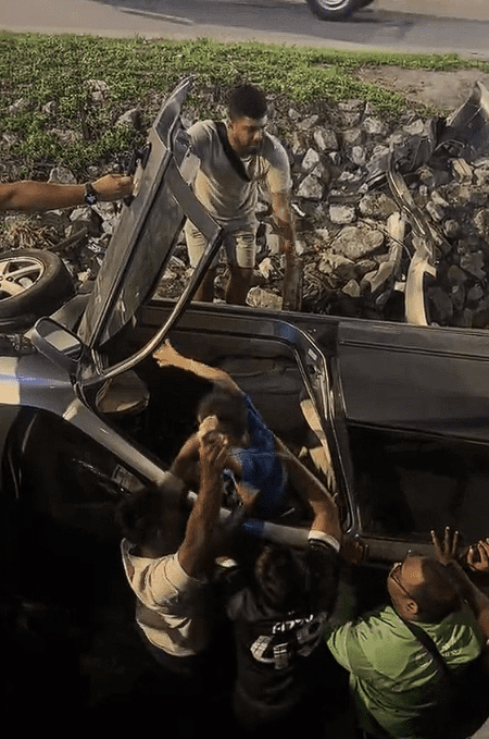 Malaysian rescue overturn car together (2)