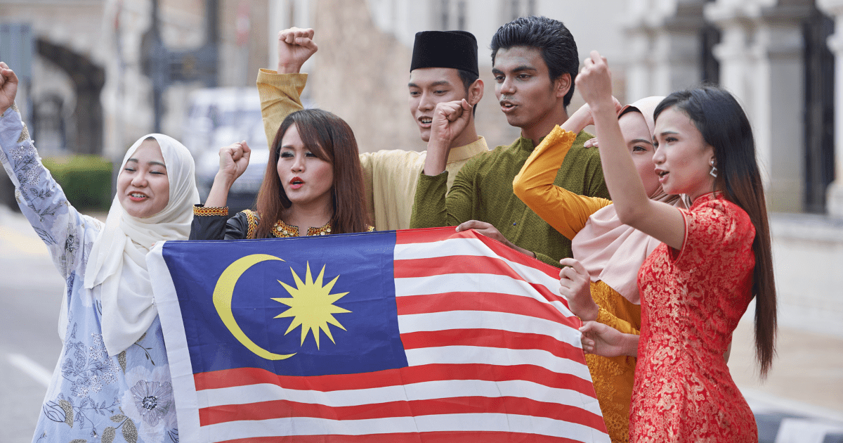 Malaysians holding Jalur Gemilang 