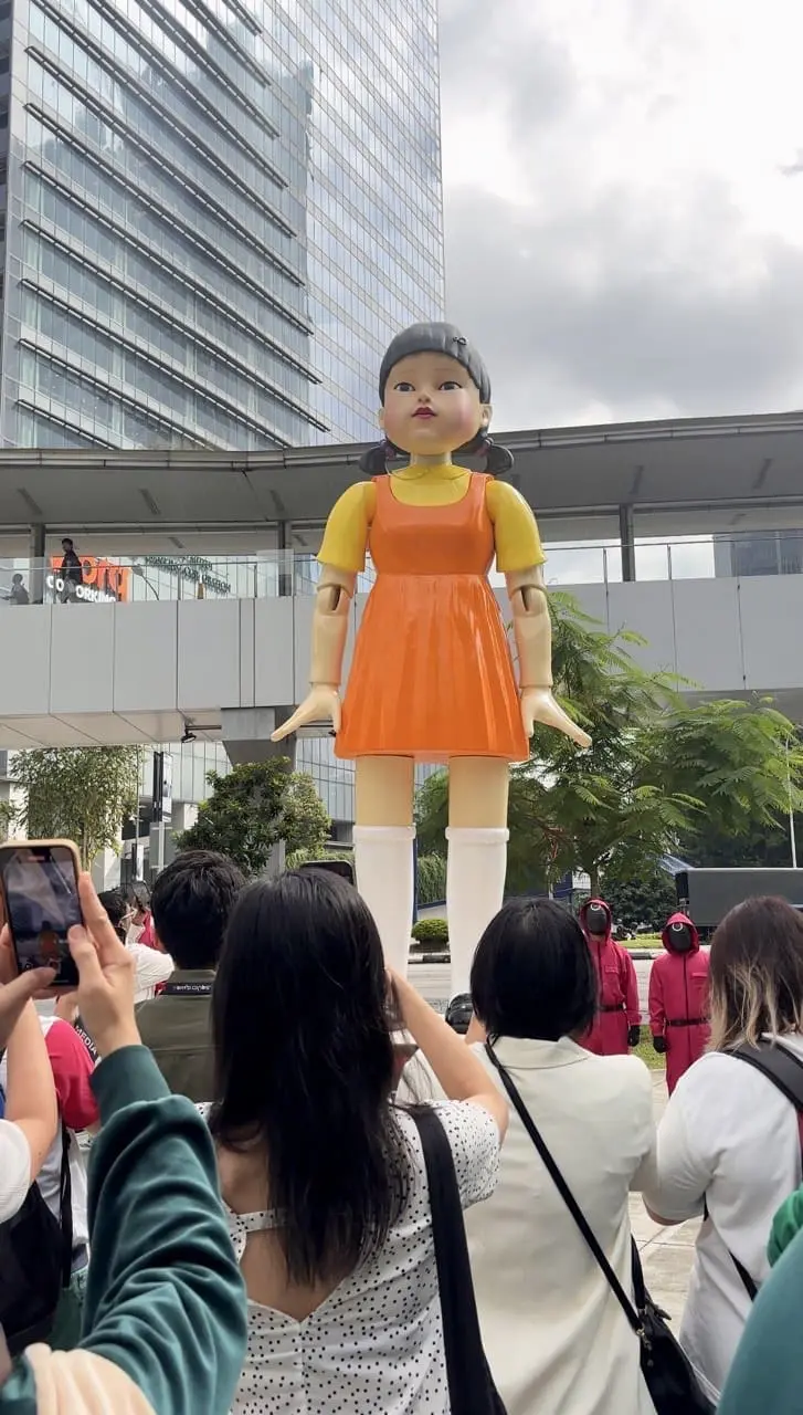 malaysians taking photo of huge Young-hee doll at mrt ampang park