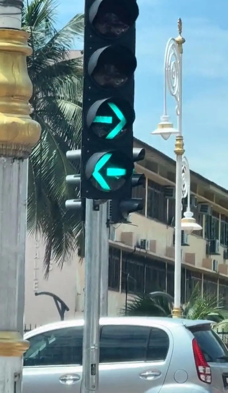malfunctioned traffic light in brickfields